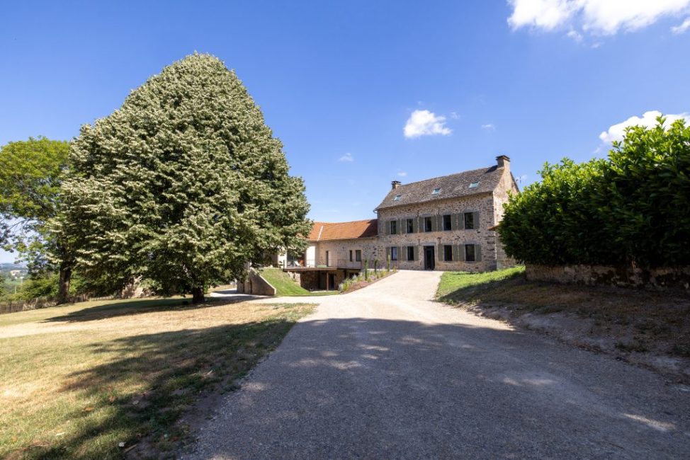 Le Claux D-EON exterieurs00001 Allée menant à la maison en pierre du Claux d'Éon, sous un grand arbre