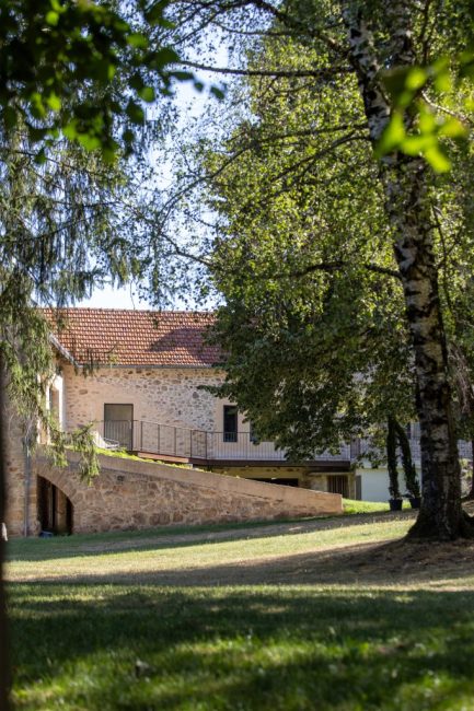 Le Claux D-EON exterieurs00006 façade et parc du claux d'éon, gite à Montbressou, au coeur du ségala
