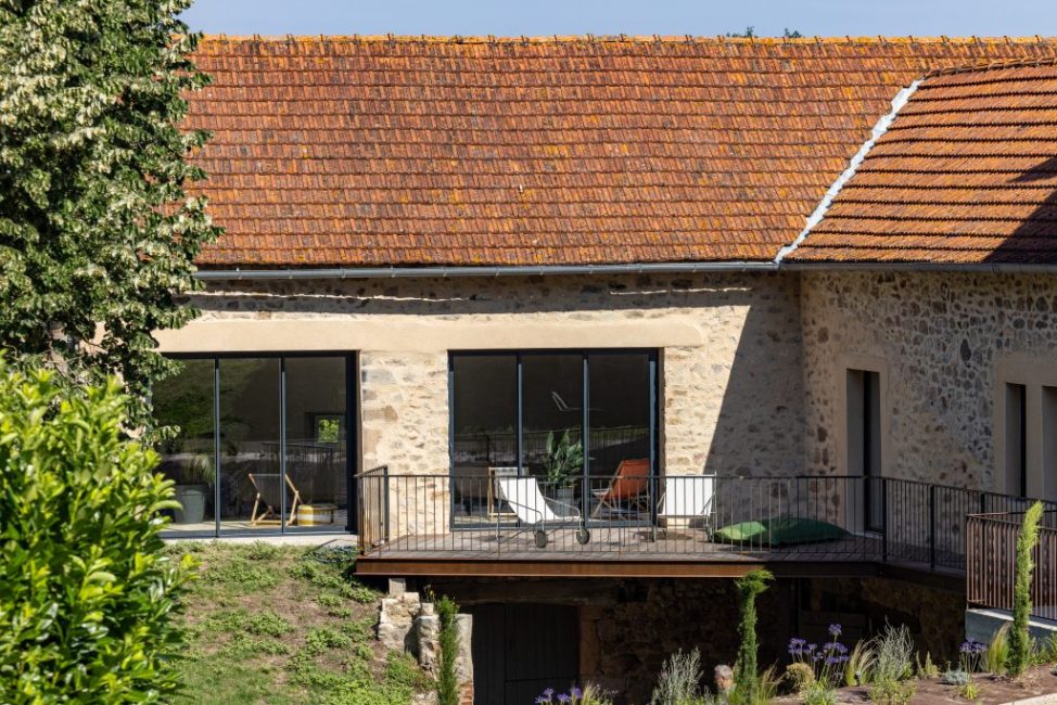 Le Claux D-EON exterieurs00011 terrasse et bain de soleil en aveyron, au claux d'éon