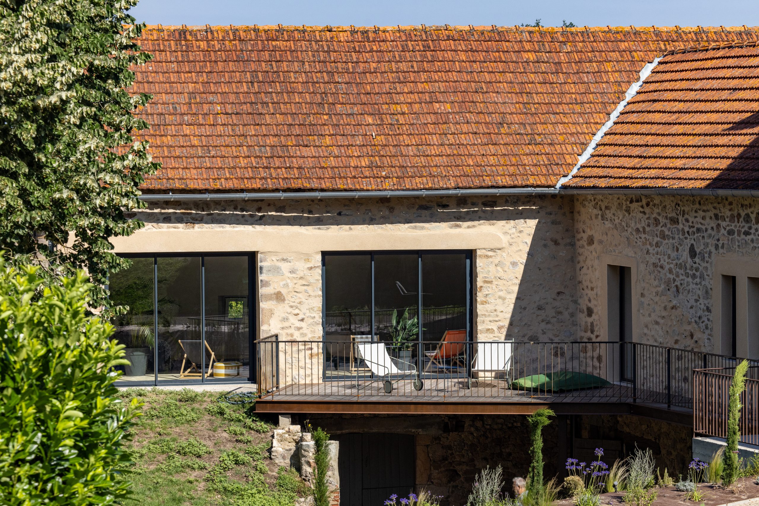 Le Claux D-EON exterieurs00011 terrasse et bain de soleil en aveyron, au claux d'éon