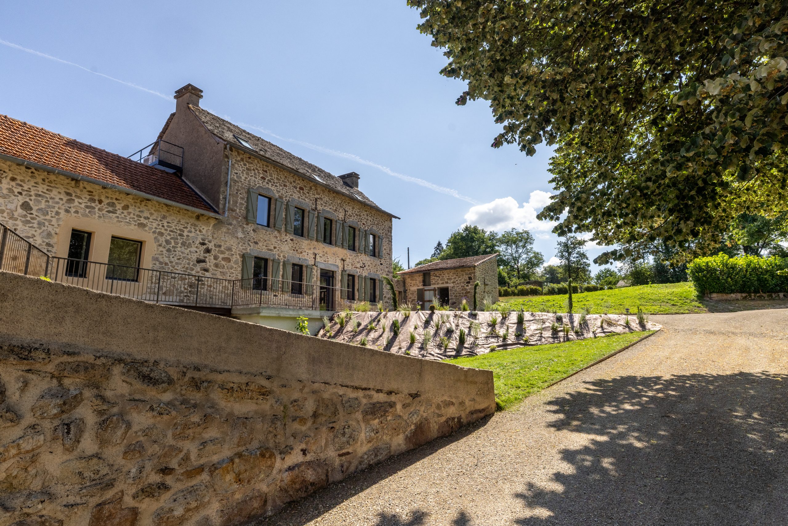 Le Claux D-EON exterieurs00022 Bâtisse en pierre du Claux d'Éon et sa cour, vues depuis un muret en pierre