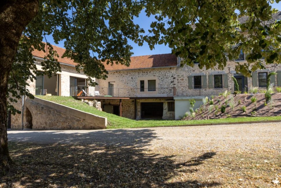Le Claux D-EON exterieurs00023 Façade en pierre du Claux d'Éon vue depuis la cour gravillonnée