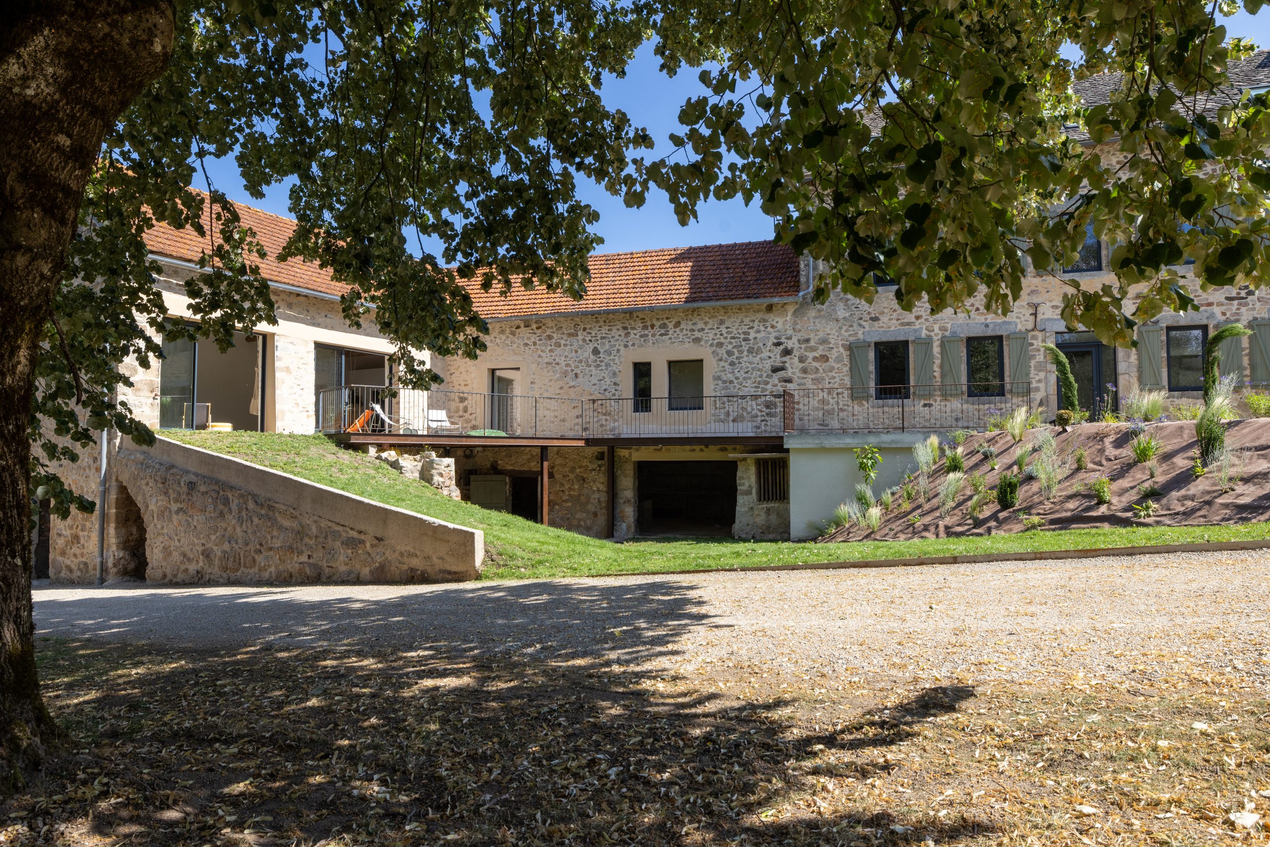 Le Claux D-EON exterieurs00023 Façade en pierre du Claux d'Éon vue depuis la cour gravillonnée